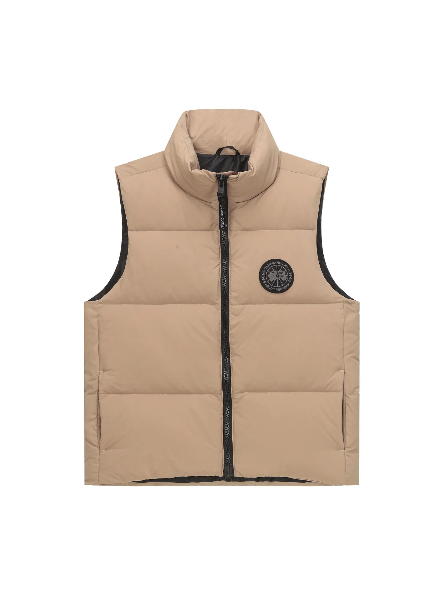 P560 Canada gooes Lawrence down vest (high version) The Lawrence down vest features a durable shell and quilted body, making it a must-have item for all seasons. The fabric has a durable soft touch. Longer hem at back for added protection. Reflective double-stripe grip tape at back. The Lawrence features an engineered down-filled collar to block strong winds, a two-way front zip and a longer rear hem.  Color: black with red label, black with black label, desert color, ocean blue Size: XS-2XL